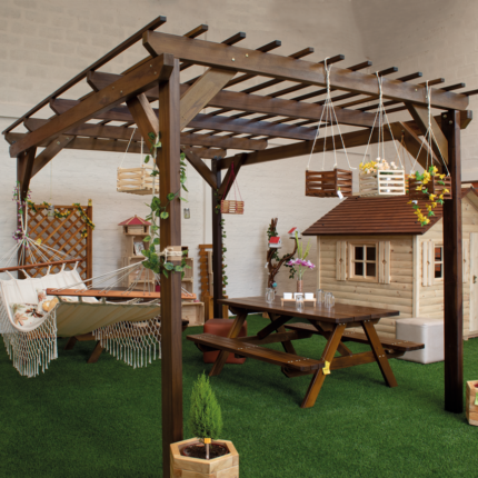Pergola en madera con techo